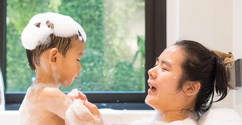 Японские мамы в ванной. Япония мама ванной. Японская мать в ванной с сыном. Фото девочка с мамой чистят бассейн. Сын трахакт мать ванну.